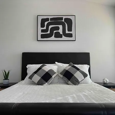City Gem - 8 Mins To Airport & Downtown With Free Parking